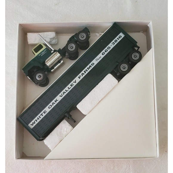 Winross Ford 9000 White Oak Valley Farms 1/64 - Picture 2 of 2